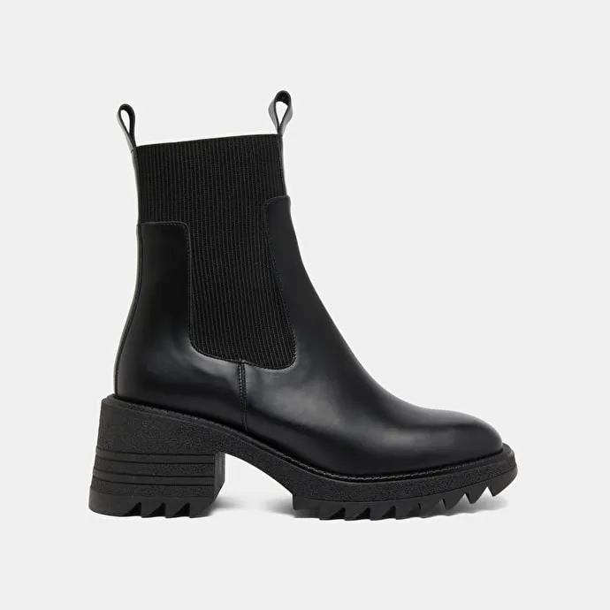 Boots with elastics and notched sole in glazed black leather