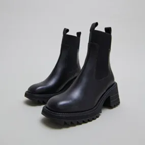 Boots with elastics and notched sole in glazed black leather