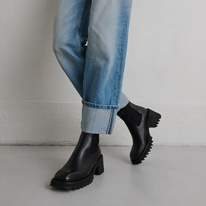 Boots with elastics and notched sole in glazed black leather