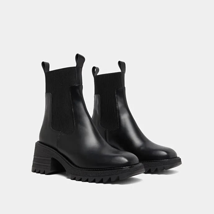 Boots with elastics and notched sole in glazed black leather