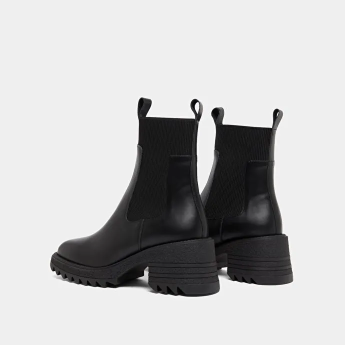 Boots with elastics and notched sole in glazed black leather