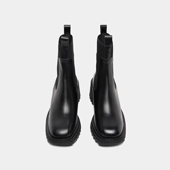 Boots with elastics and notched sole in glazed black leather